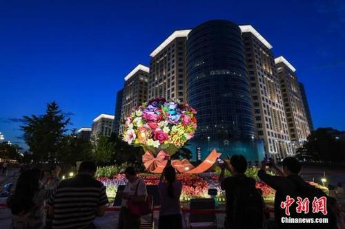 中國僑網(wǎng)資料圖:“一帶一路”主題花壇點(diǎn)亮北京夜晚 中新社記者 崔楠 攝
