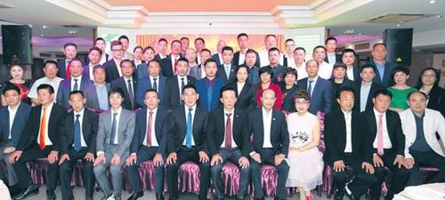 中國僑網(wǎng)出席座談會(huì)的中法企業(yè)家合影。(法國《歐洲時(shí)報(bào)》/黃冠杰 攝)