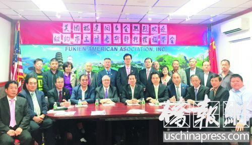 中國僑網(wǎng)斯靜格(前左5)拜訪福建同鄉(xiāng)會。(美國《僑報》/林菁 攝)
