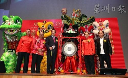 中國僑網(wǎng)廖中萊(左三)與洪門金蘭總會理事一同主持鳴鑼儀式。(馬來西亞《星洲日報》)