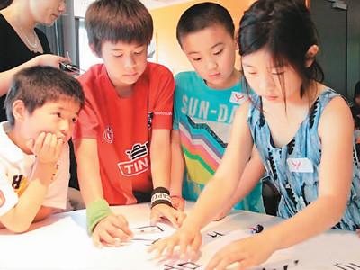 中國(guó)僑網(wǎng)圖為6月18日,福內(nèi)布中文學(xué)校的學(xué)生們?cè)谟闷圆渴捉M字。 來源:新華網(wǎng)