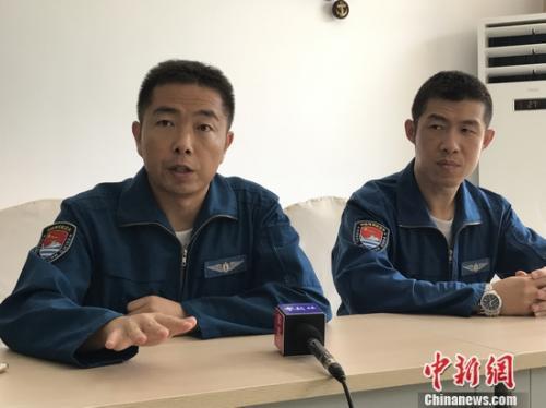 中國僑網(wǎng)程文剛(左)回憶赴索馬里解救船員的過程。 張曦 攝