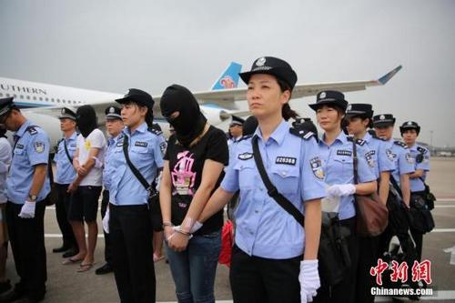 中國僑網(wǎng)資料圖:廣東警方將129名電信詐騙嫌疑人押解回廣州。 中新社記者 粵警方 攝
