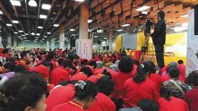 中國僑網(wǎng)“心靈法門”信徒在盧軍宏見面會上跪拜。受訪者供圖