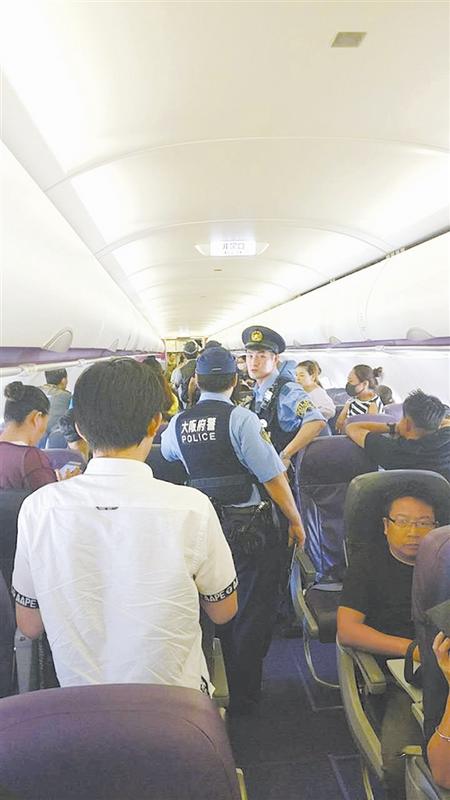 中國(guó)僑網(wǎng)被滯留在飛機(jī)上的乘客(圖由采訪對(duì)象提供)