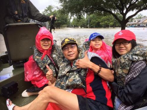 中國僑網(wǎng)資料圖,華人獲救(美國休斯敦華助中心供圖)