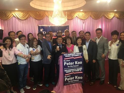 中國僑網初選獲勝后,顧雅明的支持者到場慶祝他邁向第三個任期。(美國《世界日報》/朱蕾 攝)