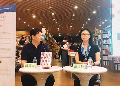 中國僑網張悅悅(右)和潘采夫在對談現(xiàn)場