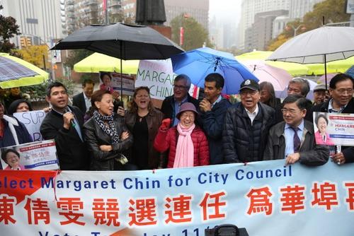 中國(guó)僑網(wǎng)大批民選官員及小區(qū)人士冒雨為陳倩雯(前排右四)連任競(jìng)選沖刺造勢(shì)助威。(美國(guó)《世界日?qǐng)?bào)》/洪群超 攝)