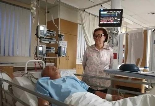 中國(guó)僑網(wǎng)南部非洲粵港澳總商會(huì)會(huì)長(zhǎng)陳玉玲到醫(yī)院探望患者。(南非華人網(wǎng) 資料圖)