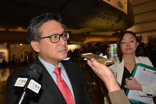 中國僑網加州財務長江俊輝表示,政府正在撥款救災重建家園。(美國《世界日報》/丁曙 攝)