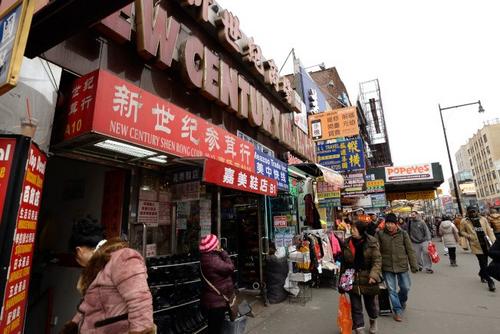 中國僑網(wǎng)法拉盛緬街商店屢遭惡少騷擾。(美國《世界日報(bào)》/記者朱澤人 攝影)