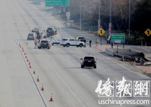 中國(guó)僑網(wǎng)部分車禍現(xiàn)場(chǎng)遭撞毀的車輛正在被拖下高速公路。(美國(guó)《僑報(bào)》記者邱晨攝)