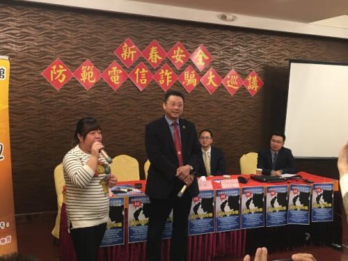 中國僑網(wǎng)張女士(左一)回憶險些被騙的經(jīng)過。(美國《世界日報》/黃伊奕 攝)