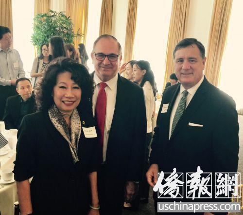 中國僑網(wǎng)加州第39選區(qū)國會(huì)代表候選人夏樂柏(中)夫婦與爾灣市長(zhǎng)(美國《僑報(bào)》/尚穎 攝)