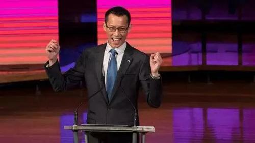 中國(guó)僑網(wǎng)華裔數(shù)學(xué)老師Eddie Woo發(fā)表國(guó)慶日演講。(澳洲網(wǎng))