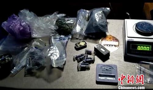 中國僑網(wǎng)中俄邊境一男子攜大麻毒駕偷越國境被抓獲 鐘欣 攝
