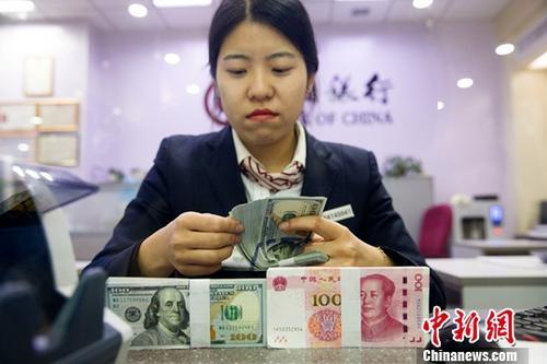 中國僑網(wǎng)資料圖:銀行工作人員清點貨幣。中新社記者 張云 攝