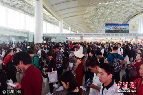 中國(guó)僑網(wǎng)資料圖:旅客在機(jī)場(chǎng)候機(jī)。 蒙鐘德 攝 圖片來(lái)源:視覺(jué)中國(guó)