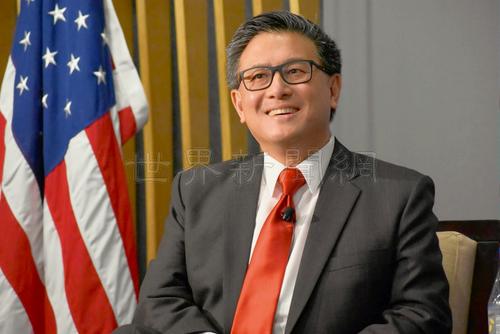 中國僑網(wǎng)江俊輝在舊金山談競選州長理念。(美國《世界日報》╱李秀蘭攝)
