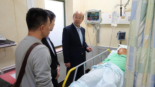 中國僑網(wǎng)駐肯尼亞大使劉顯法看望患瘧疾的中國公民。