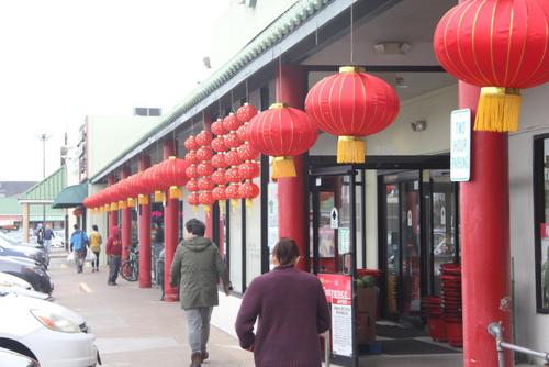 中國僑網(wǎng)超市門前掛紅燈籠,帶來濃濃的春節(jié)氣氛。(美國《世界日報》/仇家奇 攝)