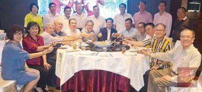 中國僑網(wǎng)方天興(左7)與彭亨華團(tuán)聯(lián)合會眾理事。(馬來西亞光華網(wǎng))