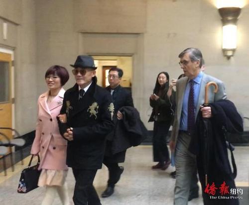 中國(guó)僑網(wǎng)周立波攜妻子胡潔在辯護(hù)律師(右一)的陪同下進(jìn)入法庭(美國(guó)《僑報(bào)》/張晶 攝)
