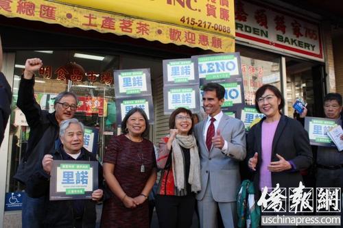 中國僑網(wǎng)支持者一起為雷諾站臺打氣。(美國《僑報》/陳勇青 攝)