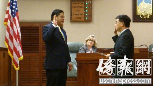 中國(guó)僑網(wǎng)資料圖:2015年卜君毅(左)進(jìn)行市長(zhǎng)就職儀式。(美國(guó)《僑報(bào)》/高睿 攝)