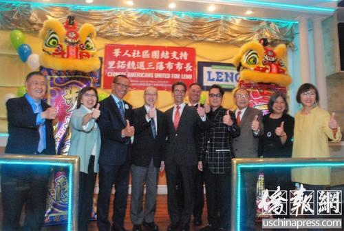 中國僑網(wǎng)與會(huì)嘉賓對(duì)于里諾當(dāng)選舊金山市長充滿信心,一起豎起大拇指為他打氣。(美國《僑報(bào)》/吳卓明 攝)