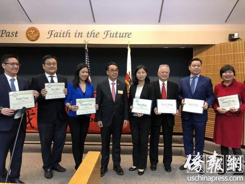 中國僑網林達堅市長為參加講座的律師頒發(fā)證書。(美國《僑報》/夏嘉 攝)