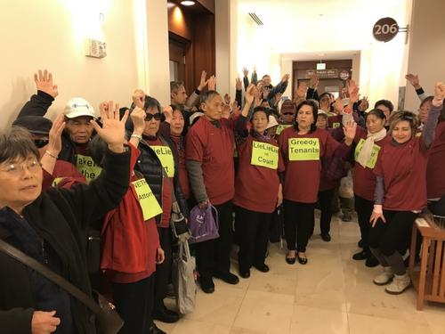 中國僑網近百位華裔社區(qū)居民前往舊金山高等法院聲援吳女士。(美國《世界日報》/黃少華 攝)