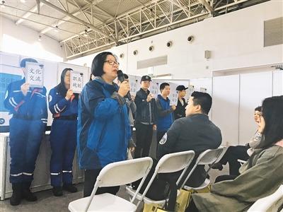 中國僑網北京大學-清華大學心理學系出國留學人員心理健康支持系統(tǒng)項目組老師在向學子和家長介紹相關心理知識。(丁芳昫 供圖)