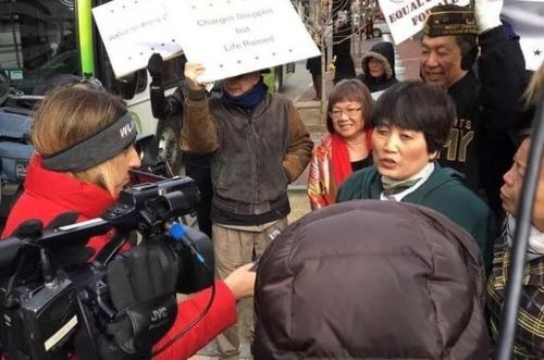 中國僑網(wǎng)美國華裔水文學家陳霞芬(圖中穿綠衣者)2017年控告商務部就業(yè)歧視。(美國《世界日報》/俄亥俄華人協(xié)會供圖)