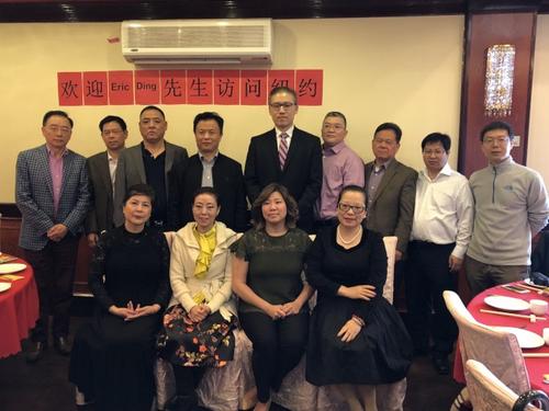 中國僑網(wǎng)丁亮(后排左五)得到孟昭文(前排右二)和多位紐約僑領(lǐng)的支持。 (美國《世界日?qǐng)?bào)》/朱蕾 攝)
