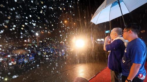 中國僑網(wǎng)上千民眾冒雨出席昨晚(6日)魏家祥(左)與林添順在永平舉行的講座。(新加坡《聯(lián)合早報》/鄺啟聰 攝)