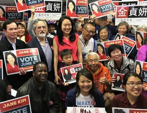 中國僑網(wǎng)金貞妍(站立者左三)設(shè)在華埠競(jìng)選辦事處開幕,到賀的支持者有佩斯金(左二)及余鼎昂(左四)等。(美國《世界日?qǐng)?bào)》/李秀蘭 攝)