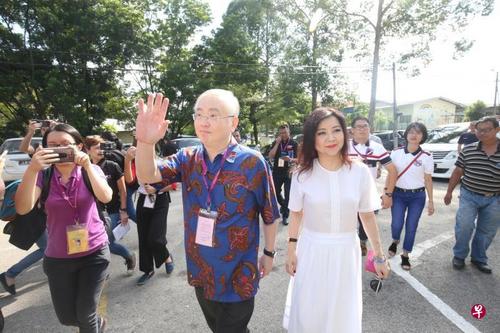 中國僑網魏家祥和妻子到永平國民小學投票站投票。(新加坡《聯(lián)合早報》/鄺啟聰 攝)
