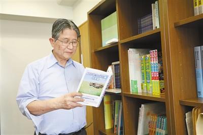 中國僑網(wǎng)藤島昭在東京理科大學(xué)辦公室里翻閱其撰寫的《科學(xué)家與中國古典名言集》一書。記者 劉軍國攝