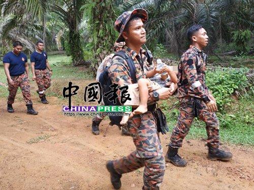 中國僑網(wǎng)經(jīng)過拯救隊員地毯式的搜索,終把女童尋獲。(馬來西亞《中國報》)