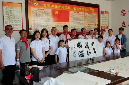 中國(guó)僑網(wǎng)澳大利亞華人慈善團(tuán)體赴河北蔚縣捐建愛心圖書館。