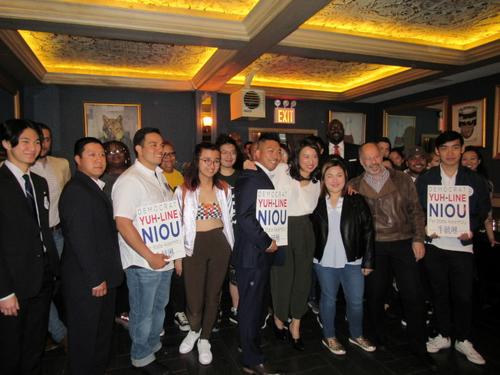 中國僑網(wǎng)紐約州華裔眾議員牛毓琳(前排右四)3日舉行競選連任誓師大會。 (美國《世界日報》/顏嘉瑩 攝)