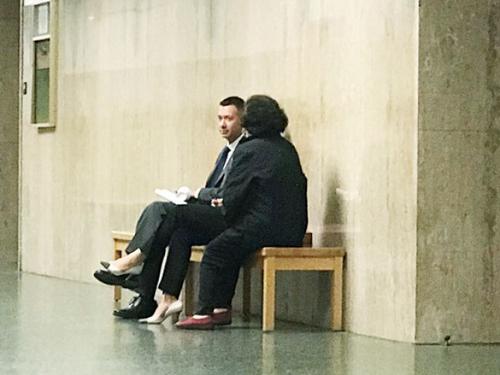 中國僑網(wǎng)2016年金光黨騙案78歲受害華婦(右)在初審中作證,圖為她在庭外與調(diào)查人員談話。(美國《世界日報》/李秀蘭 攝)