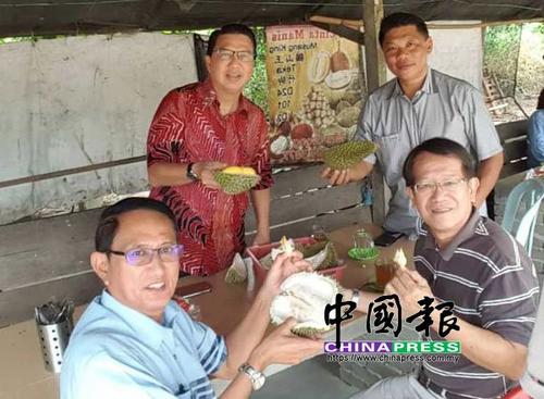 中國僑網(wǎng)眾馬華領(lǐng)袖下鄉(xiāng)訪小園主給予鼓勵。(馬來西亞《中國報》)