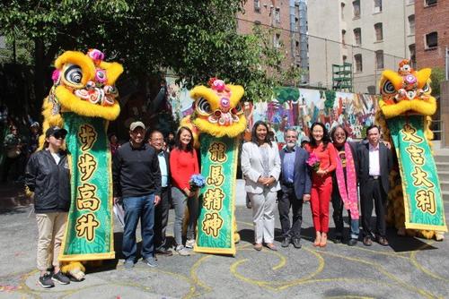中國僑網(wǎng)舊金山市政官員出席黃顯護游樂場的動工儀式。(美國《世界日報》/李晗 攝)
