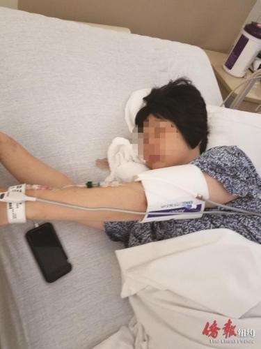 中國僑網(wǎng)被撞傷后正躺在醫(yī)院病床上的華裔干洗店店主陳鳳英。(圖片來源:紐約《僑報(bào)》)