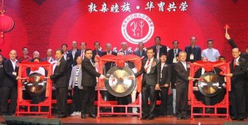 中國(guó)僑網(wǎng)陸兆福(左三)及程天送(右三)率領(lǐng)宗親代表們進(jìn)行鳴鑼儀式。(馬來(lái)西亞《星洲日?qǐng)?bào)》)