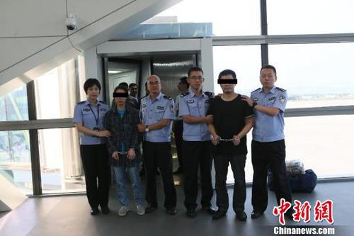 中國(guó)僑網(wǎng)佛山警方抓獲潛逃多年的“國(guó)際紅通”夫婦 警方供圖 攝