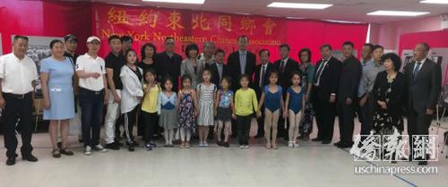 中國僑網(wǎng)紀念“九一八事變”圖片展嘉賓合影。(美國《僑報》/張晶 攝)